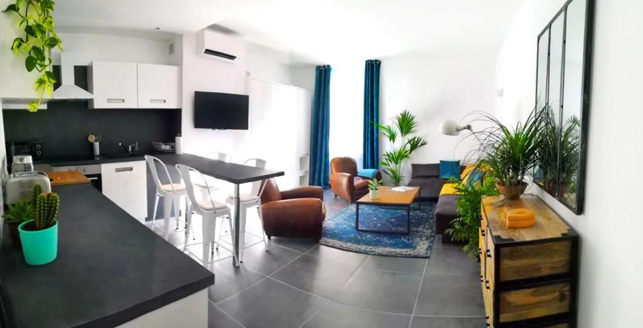 Beautifully Bright Apartment In Old Town Saint-Tropez location